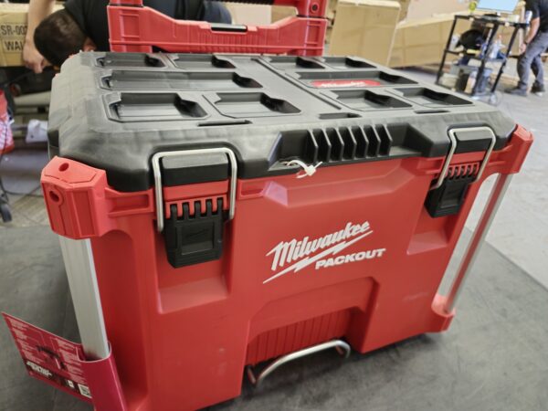 Milwaukee PACKOUT 22 in. Rolling Modular Tool Box Low Profile Handle - Image 4